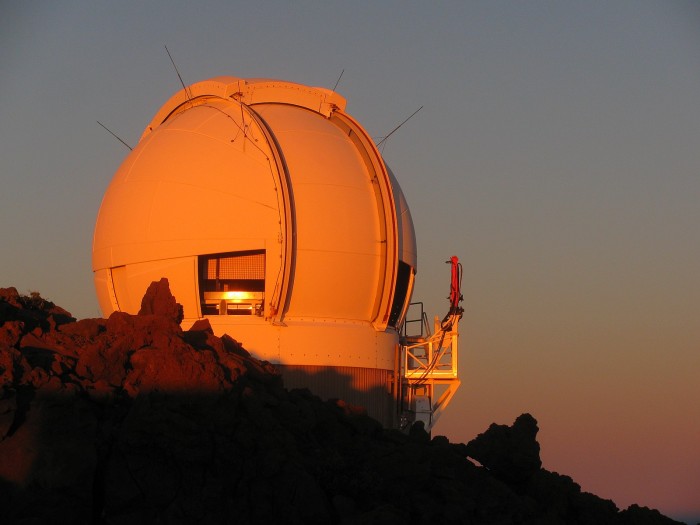 1600px-Starr-130515-2190-Asplenium_adiantum_nigrum-habitat_view_Pan_STARRS_telescope_and_sunset-Science_City-Maui_(24580310194).jpg