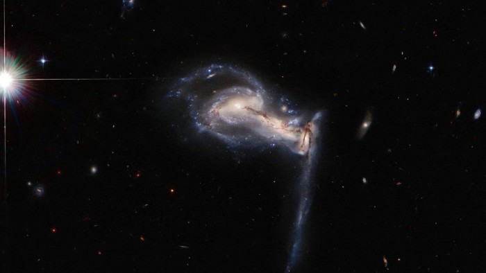 hubble-galaxies-peculiar-tug-of-war-photo-1280x720.jpg