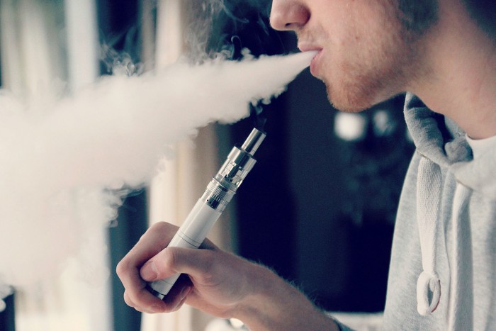 1599px-E-Cigarette-Electronic_Cigarette-E-Cigs-E-Liquid-Vaping-Cloud_Chasing_(15728980613).jpg
