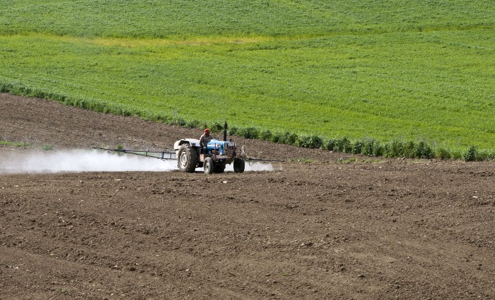 1600px-Pesticides_application_02.jpg