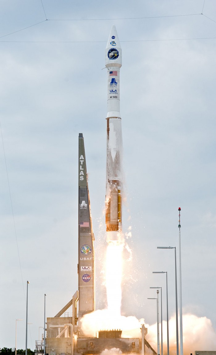 800px-Atlas_V(401)_launches_with_LRO_and_LCROSS_cropped.jpg