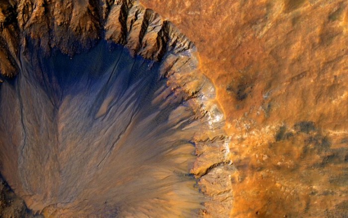 New-Image-of-a-Fresh-Crater-Near-Sirenum-Fossae-Region-of-Mars-777x486.jpg