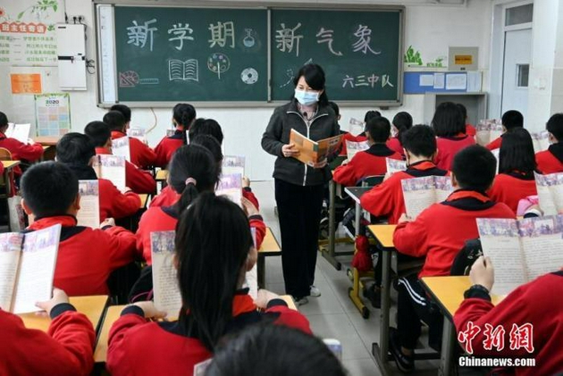 资料图：学生们开启新学期第一节课。 中新社记者 翟羽佳 摄