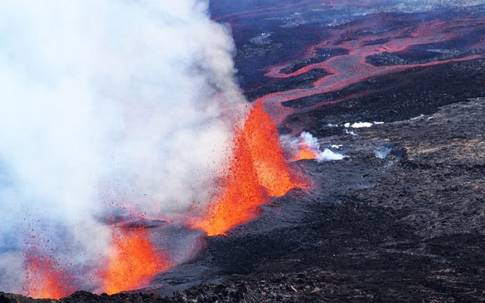 800px-Lava_Fountains_and_Lava_Flows_at_Piton_de_la_Fournaise_2016.jpg