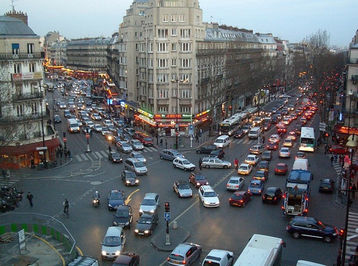 Circulation_Dingue_(Parisian_Traffic),_Place_De_Roubaix,_Gare_Du_Nord,_Paris,_25_mar_2005_-_panoramio.jpg