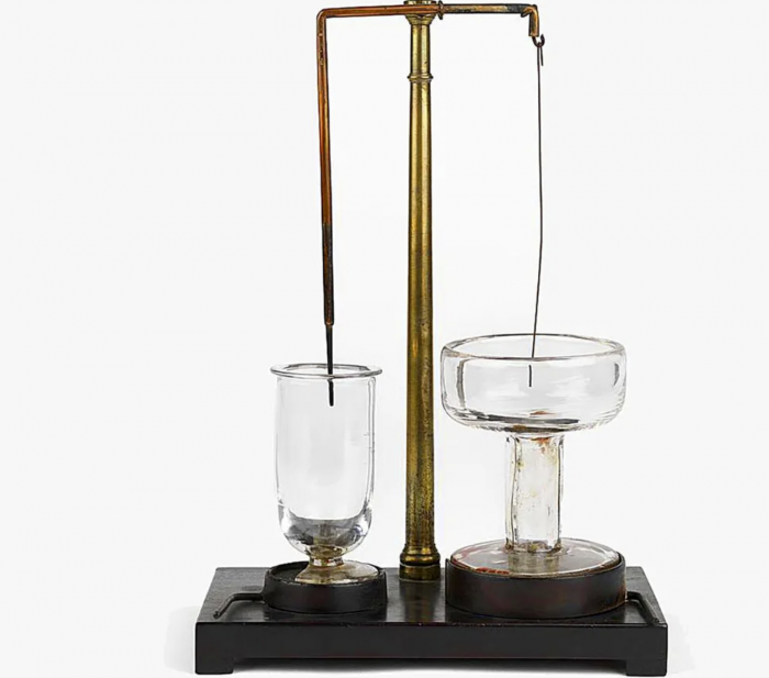 在重建厄斯泰德的实验时,法拉第并不完全相信电的作用像液体一样,像水