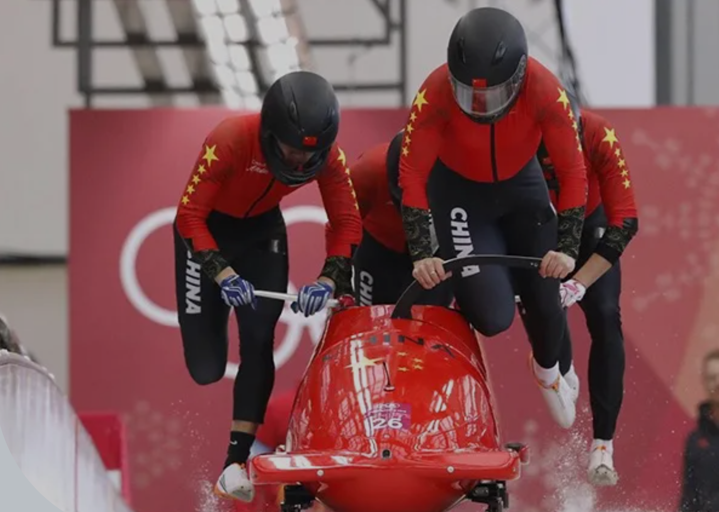 中国雪车队在2018平昌冬奥会赛场上