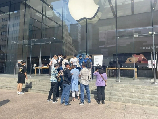 早上9:30，苹果上海南京东路旗舰店排队人并不多，倒是有形形色色的黄牛