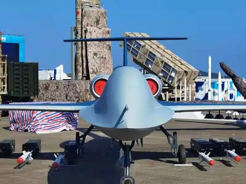 图为彩虹-6大型双发通用无人机与射手系列导弹