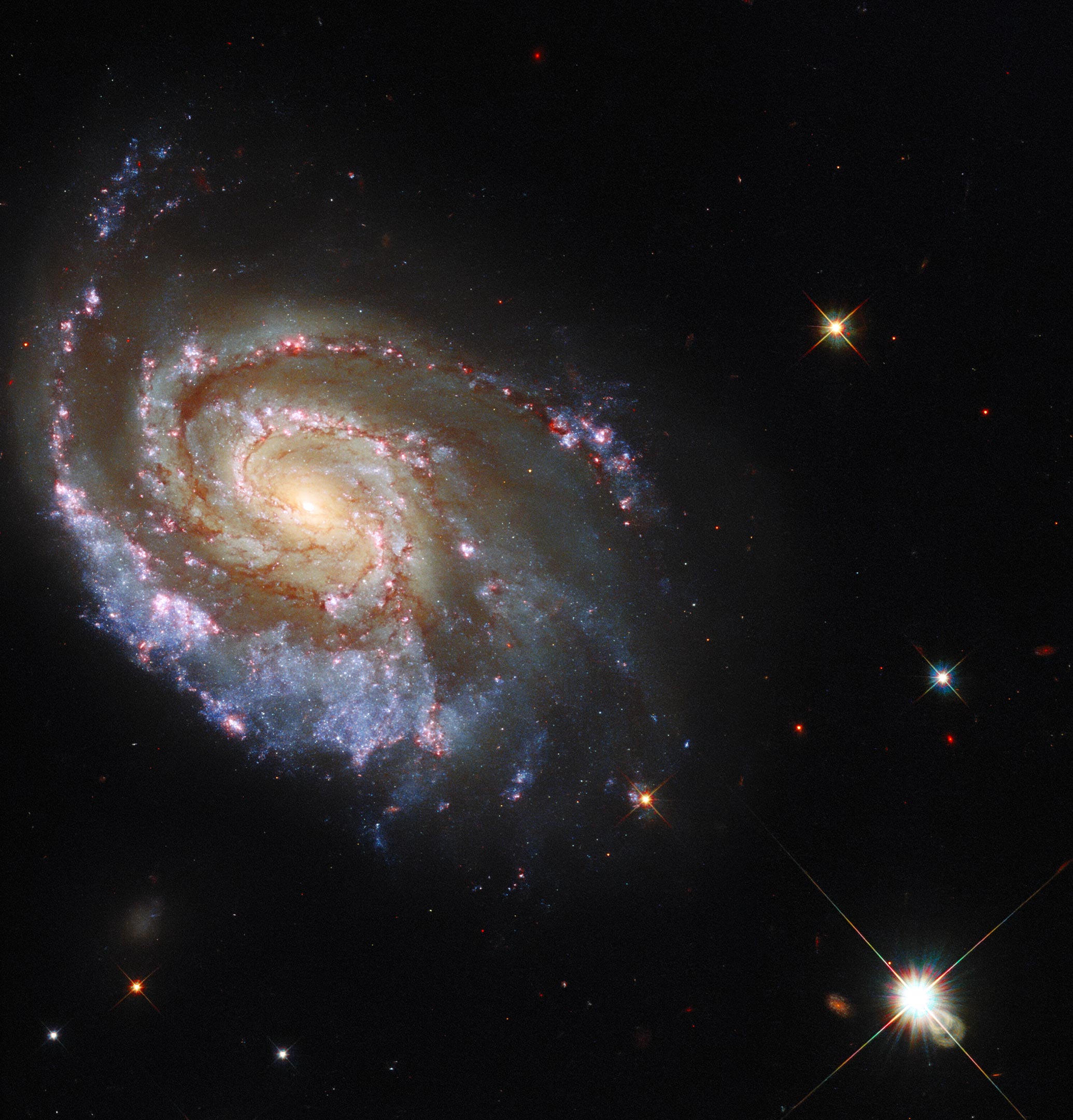 6984星系,这是一个优雅的螺旋星系,位于离地球大约2亿光年的印第安座