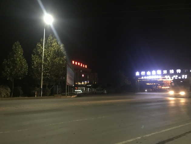 11月16日晚上7点左右，赵冯冯遇难现场附近，少有行人。 新京报记者 聂辉 摄