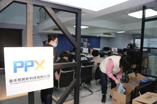 专案组民警在现场进行搜查取证 　　来源 / 微信公众号“南通公安”