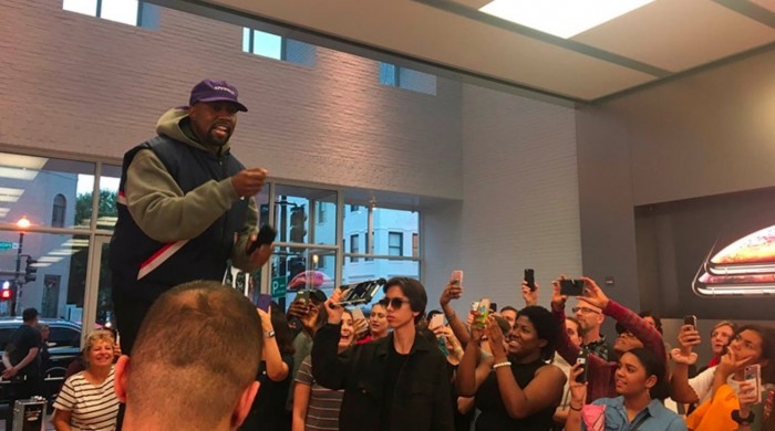 47075-91711-43383-84316-kanye-west-2018-apple-store-xl-xl.jpg