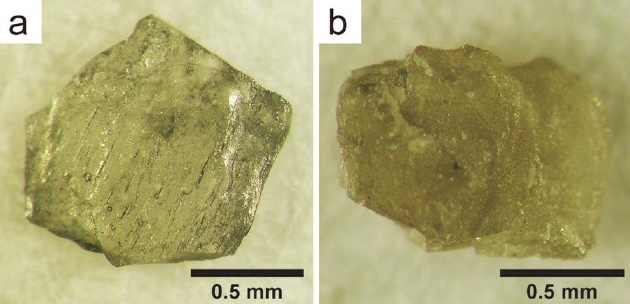 图为两颗从波皮盖陨石坑中发现的钻石。左侧为纯钻石，右侧为钻石与少量蓝丝黛尔石的混合物。如果有不含任何杂质的蓝丝黛尔石，其强度和硬度都将胜过纯钻石。