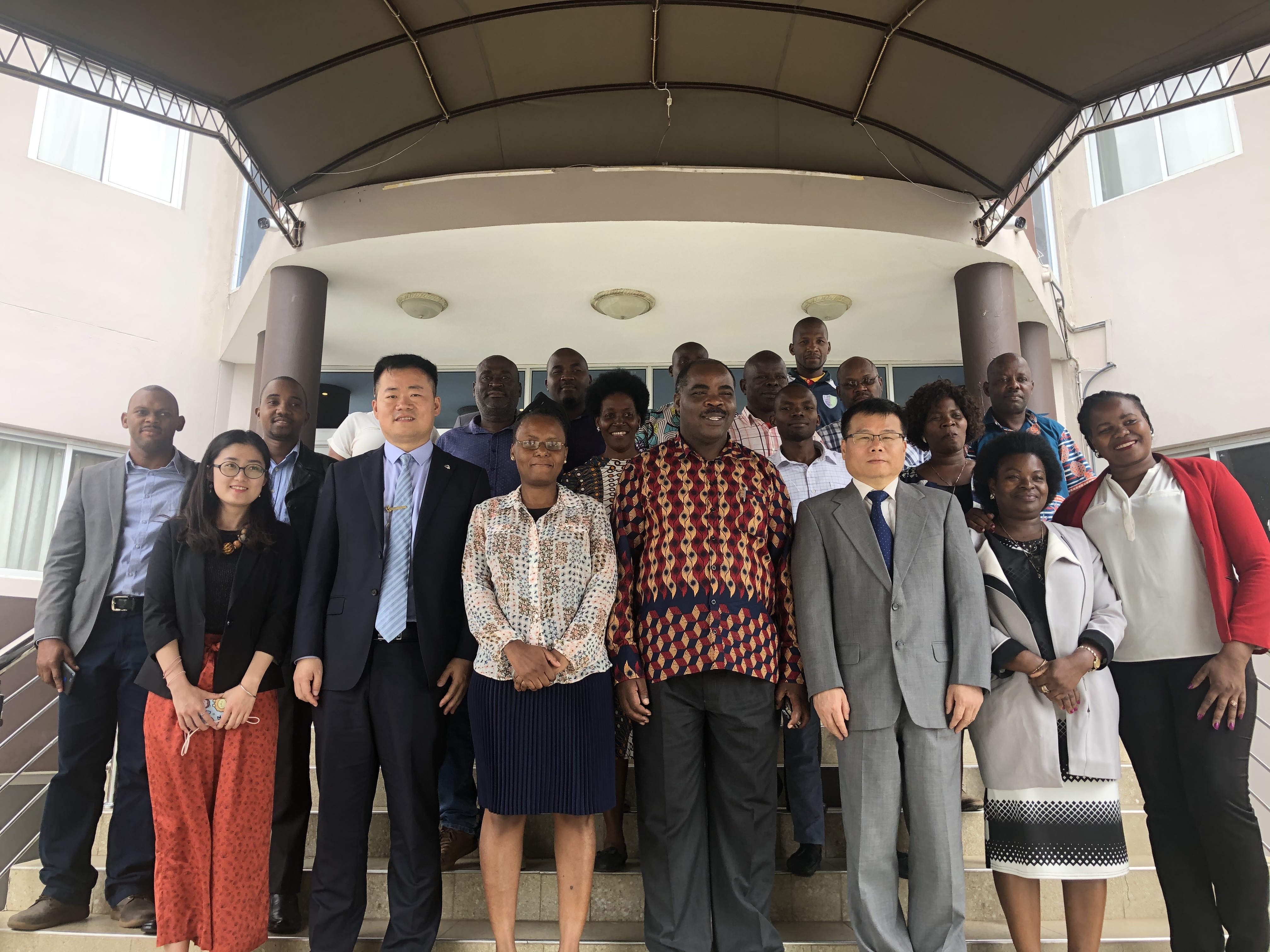 2019年，中方专家在莫桑比克全国气象培训班授课。（国家卫星气象中心提供）