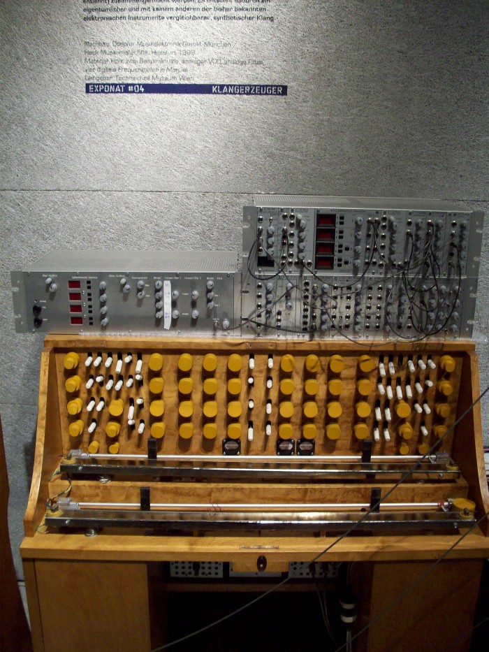 Mixture_Trautonium_(1950)_reproduction_by_Doepfer_GmbH,_Munich_Hauk_Museumstechnik,_Hassfurt_1999.jpg