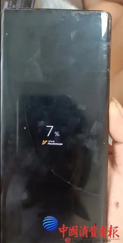 ▲李彩丹vivo NEX 3S手机屏幕损坏。