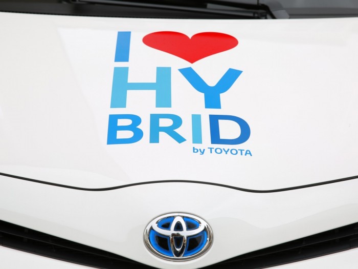 auto_hybrid_vehicle_hybrid_car_vehicle_toyota_hybrid_small_car_environmentally_friendly-1335420.jpg