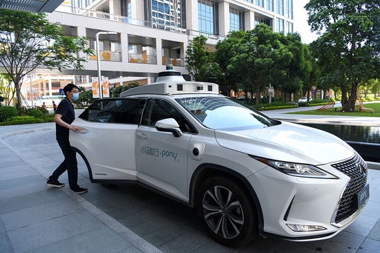 8月1日，在深圳前海，一名乘客体验乘坐小马智行自动驾驶汽车。 新华社记者 梁旭 摄
