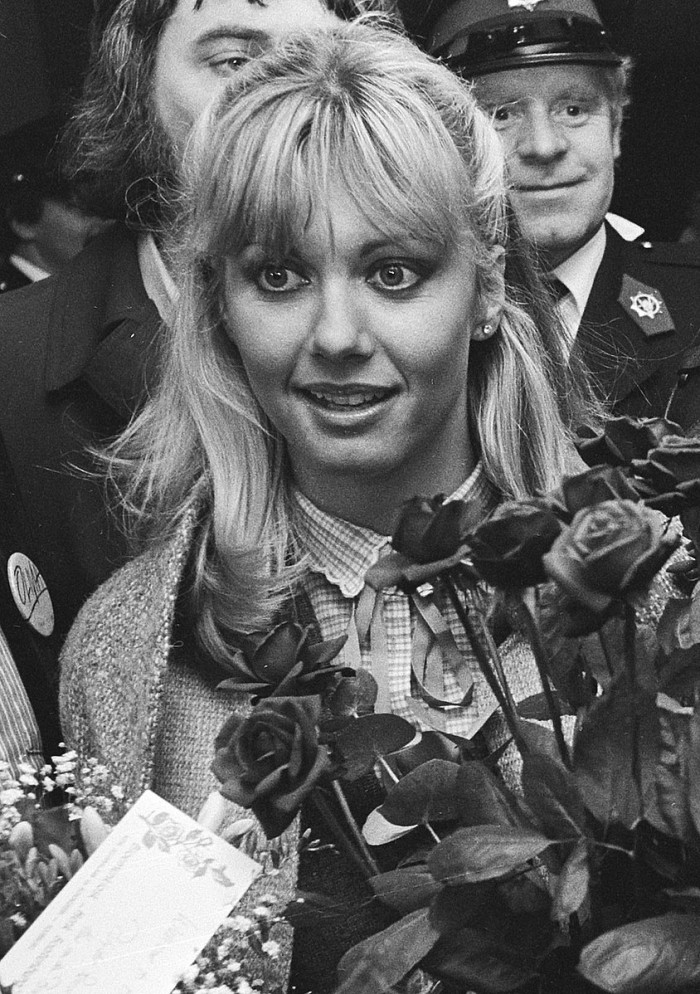 Olivia_Newton_John_op_Schiphol,_Bestanddeelnr_930-0131_(cropped).jpg