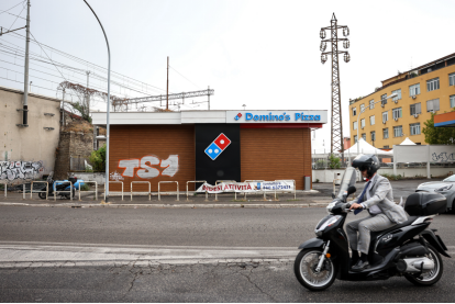 8月9日，位于意大利罗马的一家达美乐披萨店关闭 图源：美国《华盛顿邮报》