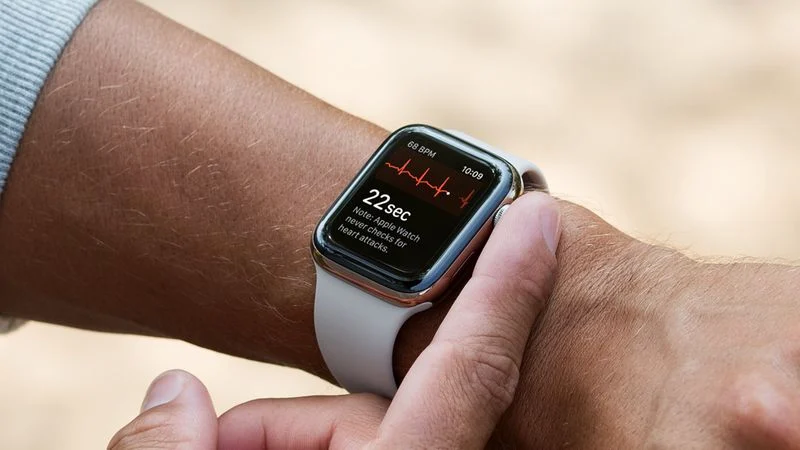 apple-watch-ecg-wrist.webp