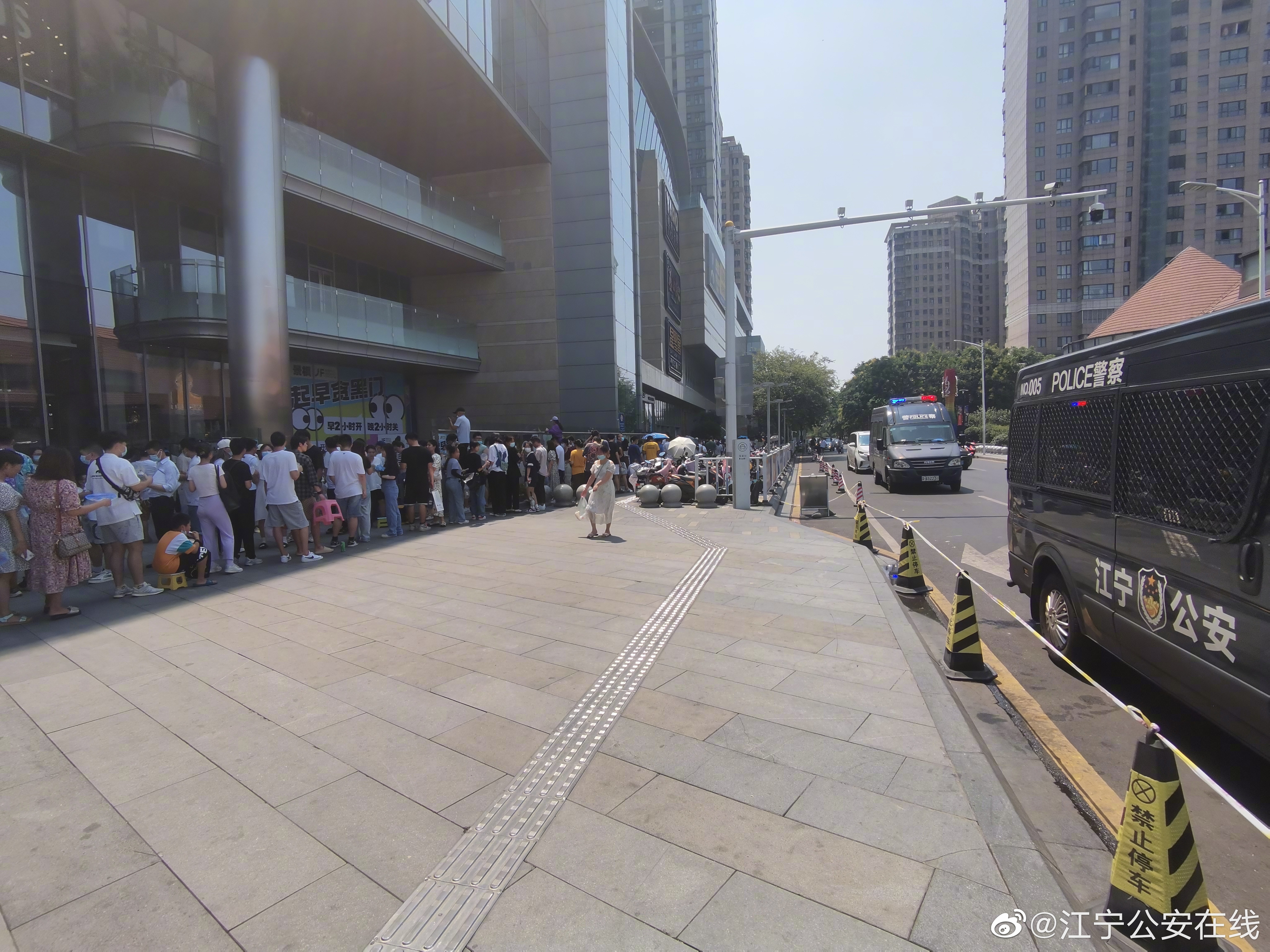 开业半小时就停业：南京抽调警力维护茶颜排队秩序