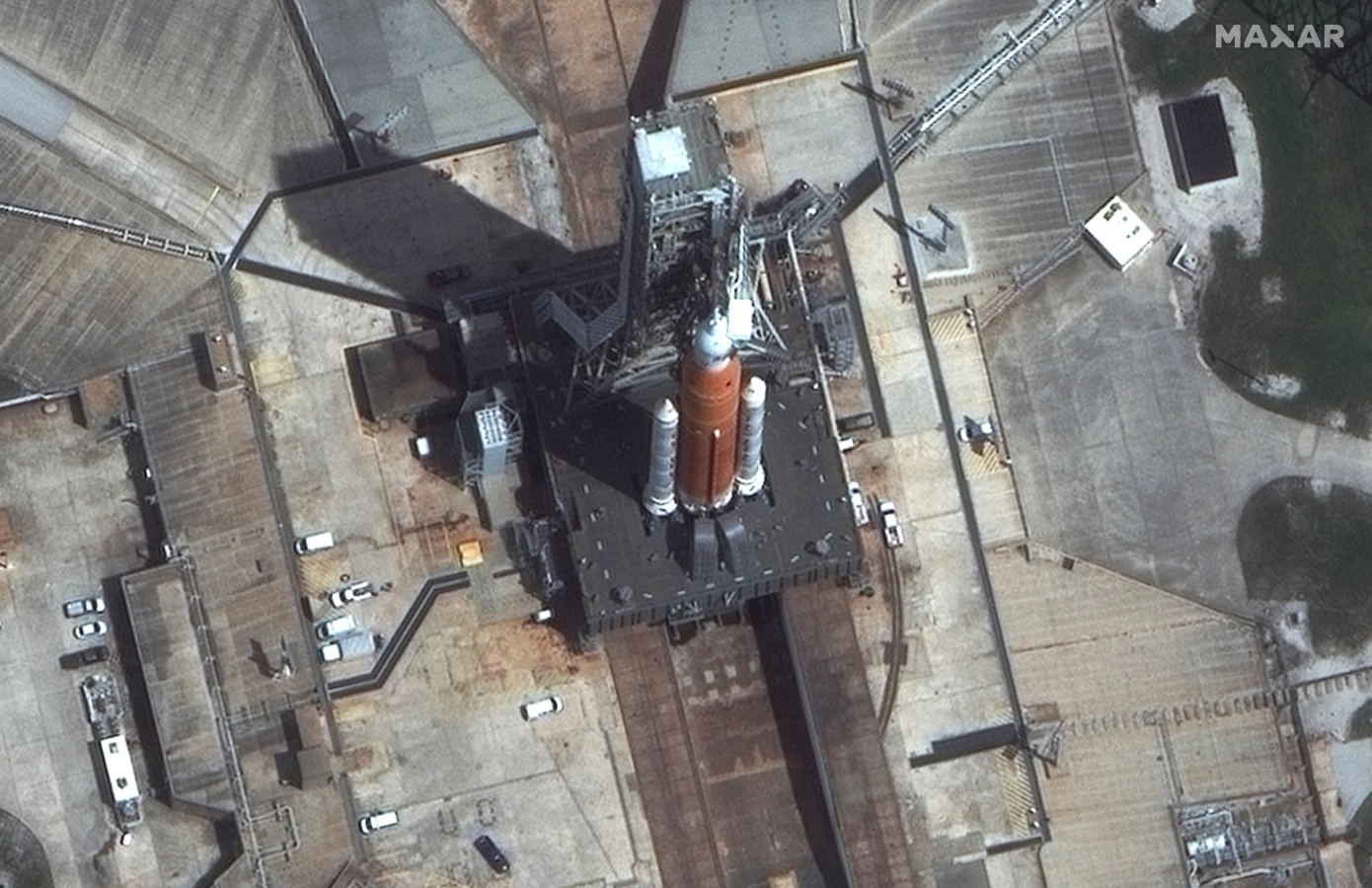 04_close-up-of-sls-rocket-at-pad39b_ksc_25aug2022_wv3-1.webp