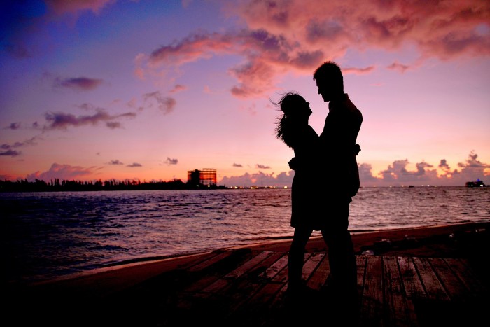 Romantic_sunset_Couple_romance_-_panoramio.jpg