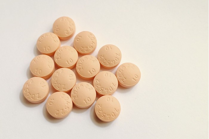 1600px-Crestor_Tablets_(rosuvastatin).jpg