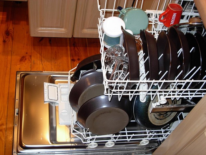 800px-Dishwasher_with_dishes.jpg