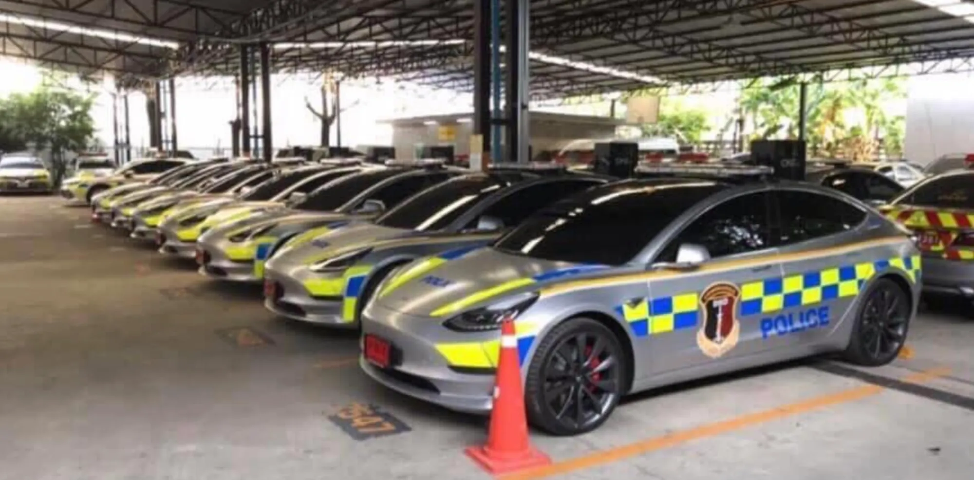 Tesla-Model-3-police-thai-3.webp