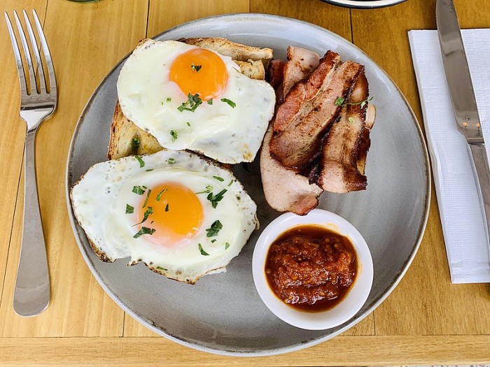 800px-Breakfast_in_Australia;_bacon_and_fried_eggs_on_toast.jpg