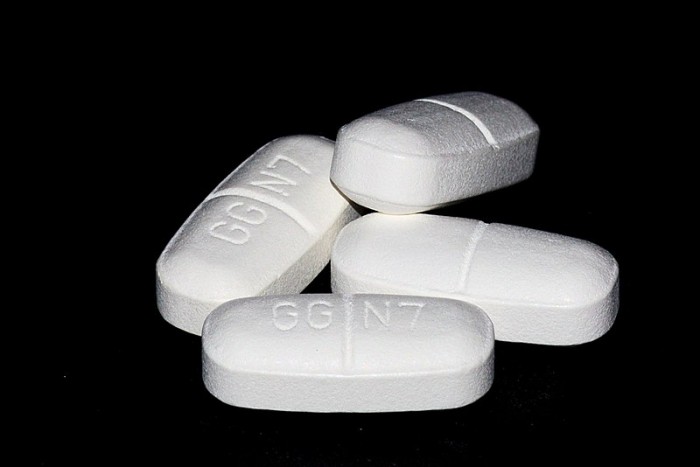 Generic_amoxicillin-clavulanic_acid_tablets_with_875mg_amoxicillin.jpg