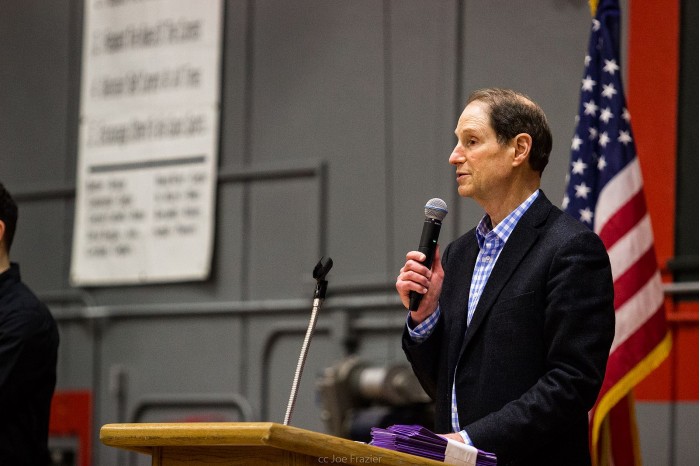 Senator_Ron_Wyden_Town_Hall_-_Multnomah_County_(33115710686).jpg