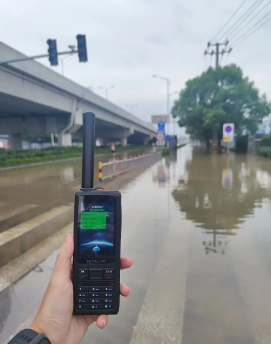 天通一号卫星电话在暴雨、台风等灾害中派上用场