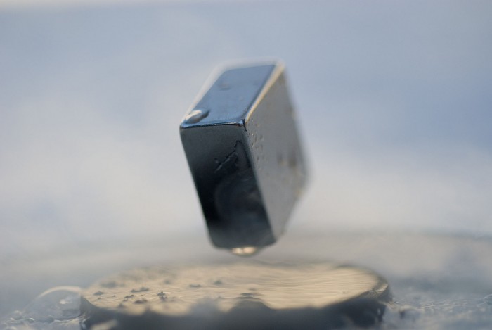 1600px-Levitation_of_a_magnet_on_top_of_a_superconductor_2.jpg