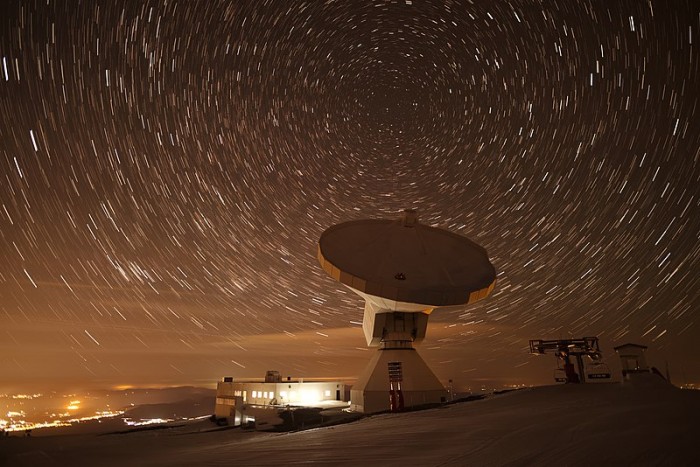 800px-The_IRAM_30-meter_telescope_scanning_the_night_sky.jpg