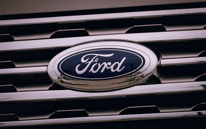 1024px-Ford_Logo_on_New_Car_Grille_(32573325087).jpg