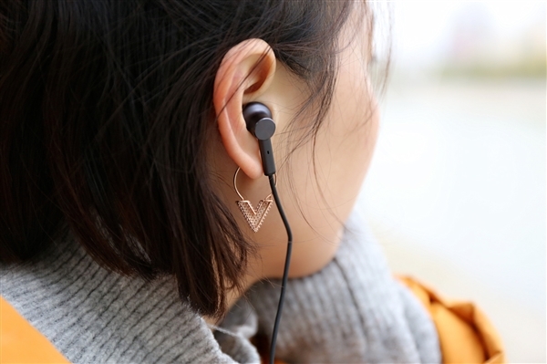 央视科普：坐地铁公交长时间戴耳机或损伤听力