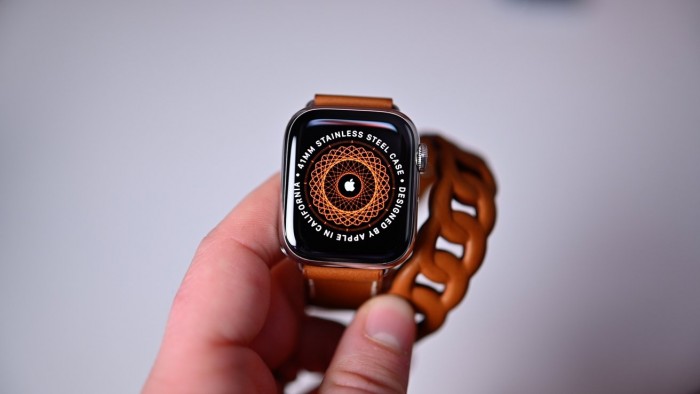 45590-88736-Hermes-Apple-Watch-Series-7-in-hand-xl.jpg