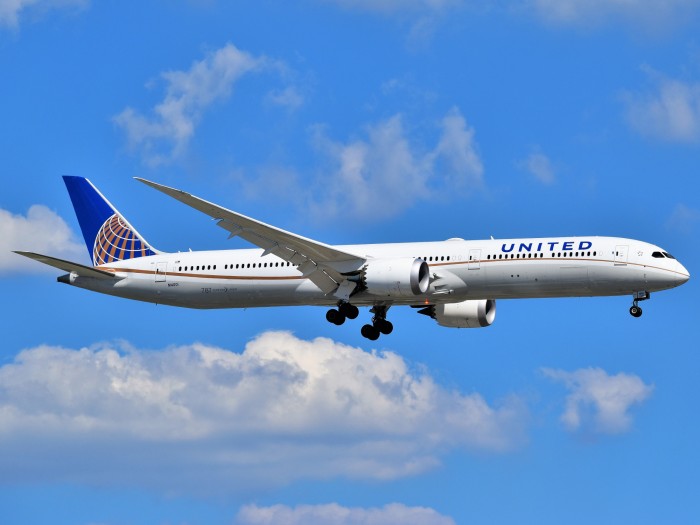 United_Airlines_Boeing_787-10_Dreamliner_N14001_approaching_Newark_Liberty_International_Airport.jpg