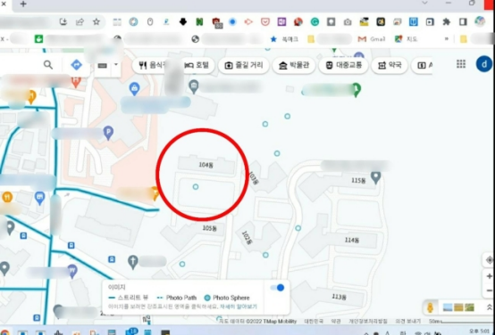 老人向韩联社表示，点开图中原点区域，就能通过Google地图的“街景视图”功能看到自家客厅的全景照片。图源：韩联社