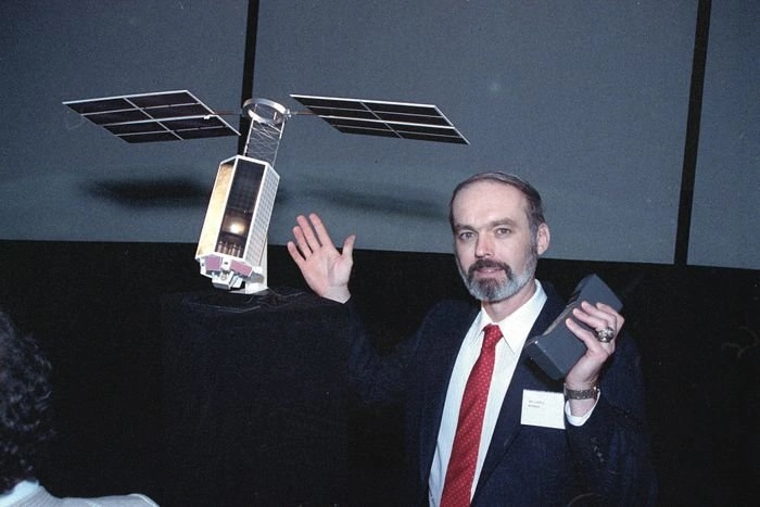 摩托罗拉高管在1990年展示的铱星卫星和手机模型