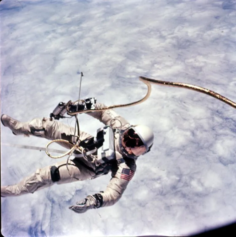 Gemini-4-Astronaut-Ed-White-Begins-Spacewalk-768x770.webp