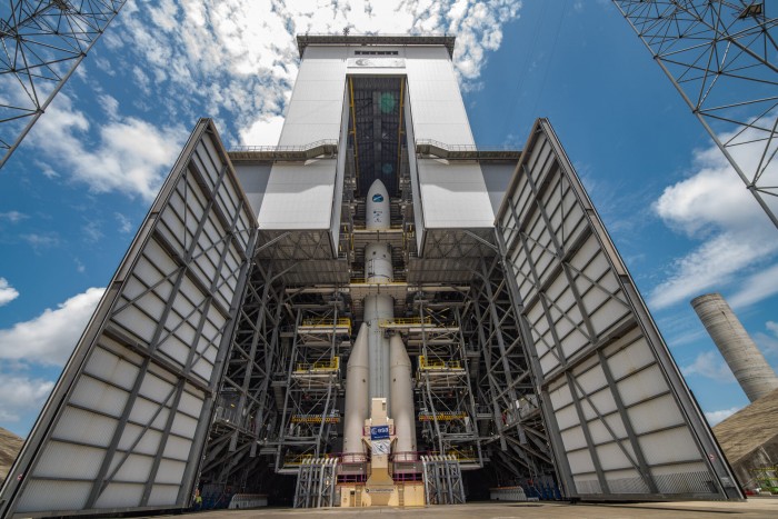 ARIANE_6_fully_stacked_pillars.jpg