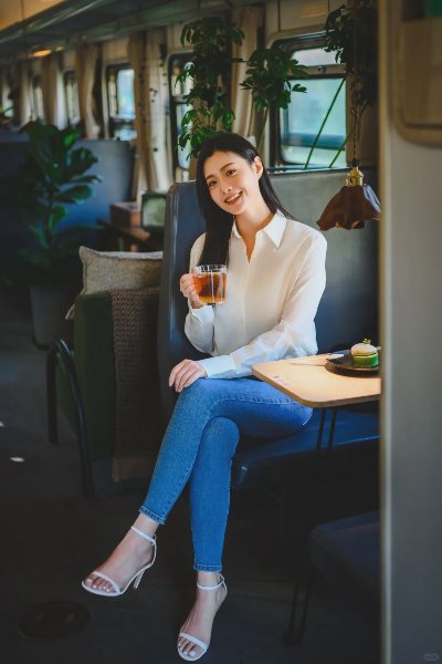 牛仔裤+火车主题拍照教科书，这7个姿势，秒变长腿女神！ - 图片 4