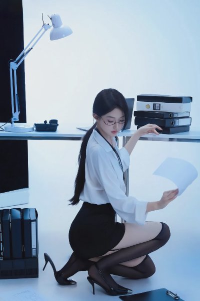 极品女秘短裙黑丝美腿写真 - 图片 2