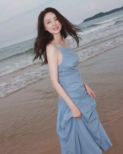 董璇 海边光脚丫漫步，优雅气质如画，惊艳时光！ - 图片 1