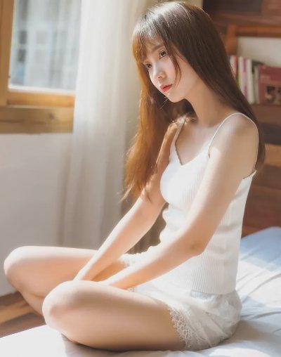 高颜值清纯美女露肩吊带阳光下美照，身体曲线太吸引眼球了 - 图片 2